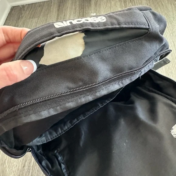 Apple Incase Backpack - Picture 2 of 3